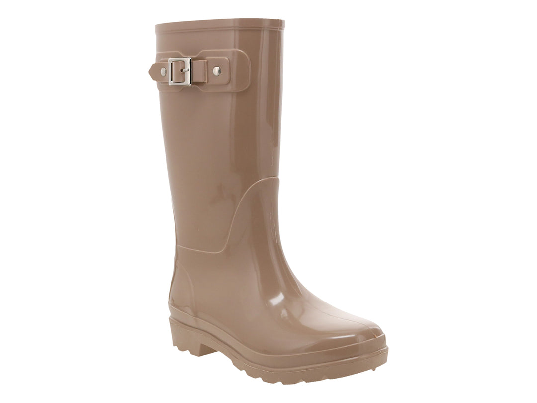 Bota de lluvia color beige brillante con un detalle de hebilla plateada en la parte superior.