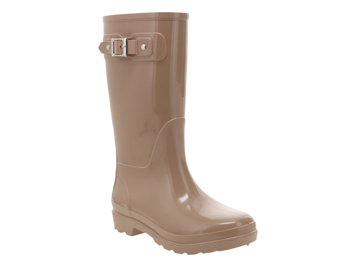 Bota de lluvia color beige brillante con un detalle de hebilla plateada en la parte superior.