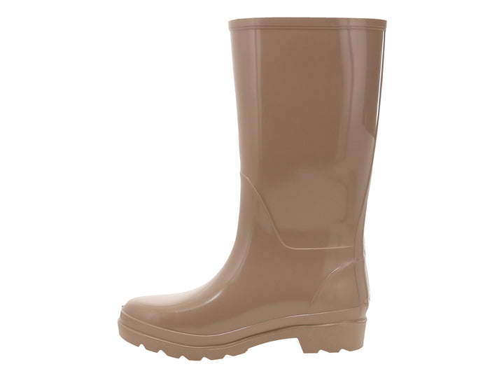 Bota de lluvia color beige brillante con un detalle de hebilla plateada en la parte superior.
