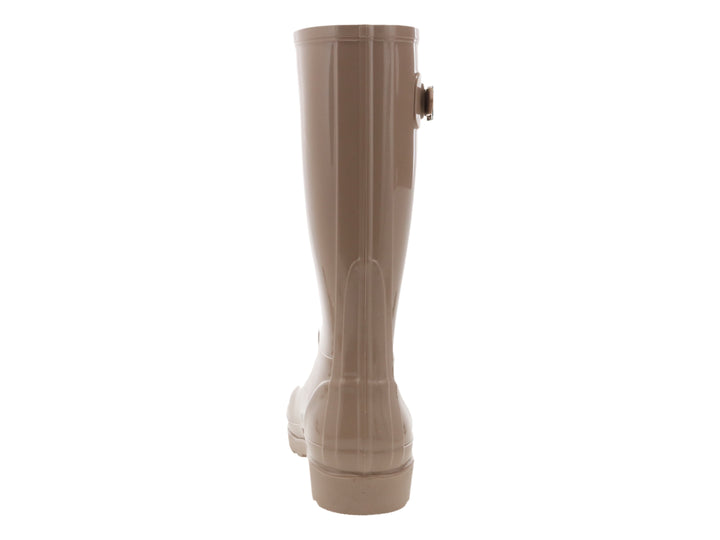 Bota de lluvia color beige brillante con un detalle de hebilla plateada en la parte superior.