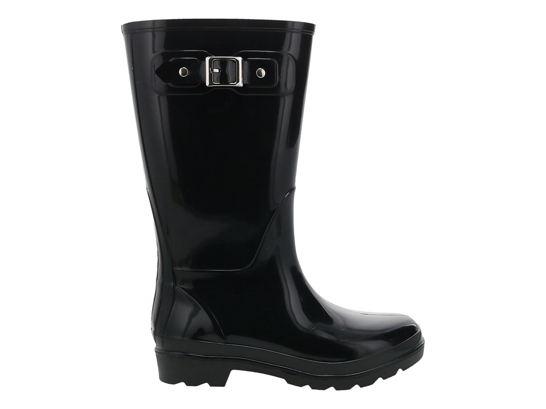 Bota de lluvia color negro brillante con detalle de hebilla en la parte superior.