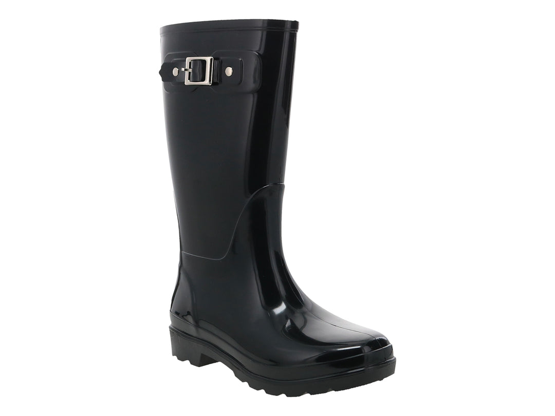 Bota de lluvia color negro brillante con detalle de hebilla en la parte superior.