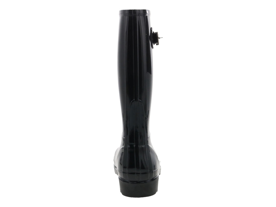 Bota de lluvia color negro brillante con detalle de hebilla en la parte superior.