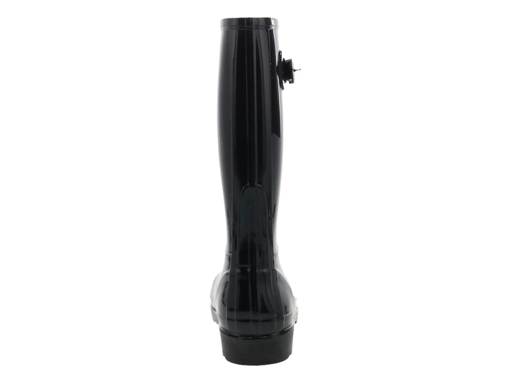 Bota de lluvia color negro brillante con detalle de hebilla en la parte superior.