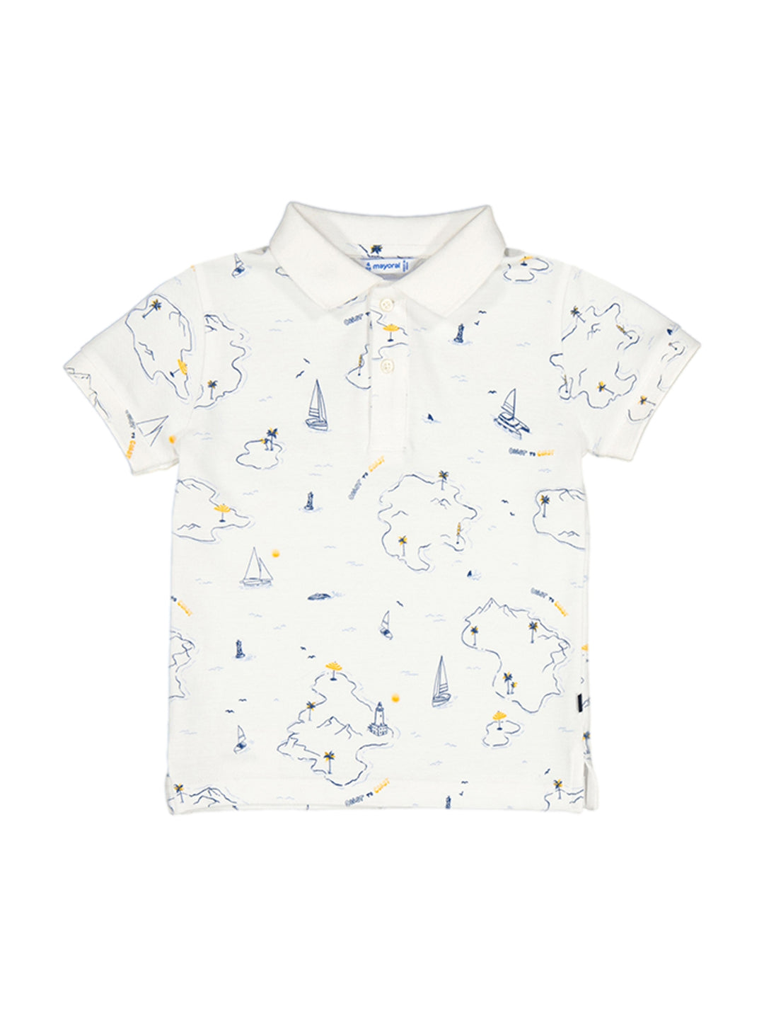 Playera polo blanca para niño con estampado náutico de barcos e islas en azul y amarillo.