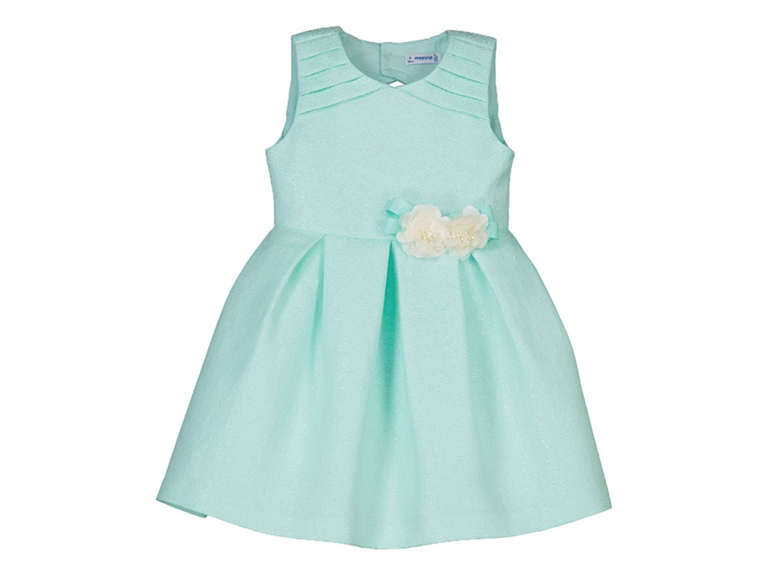 Vestido infantil color agua sin mangas con detalles de flores blancas en la cintura.