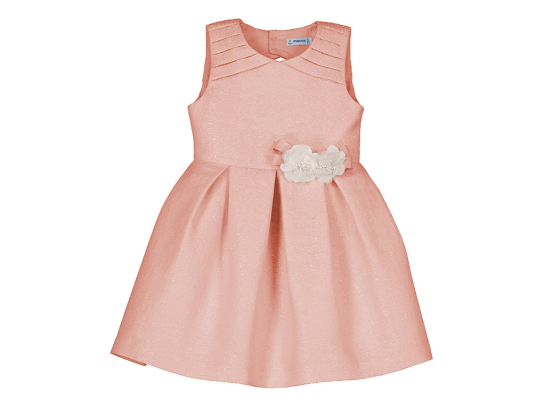 Vestido infantil rosado brillante sin mangas con detalle de flores blancas en la cintura.