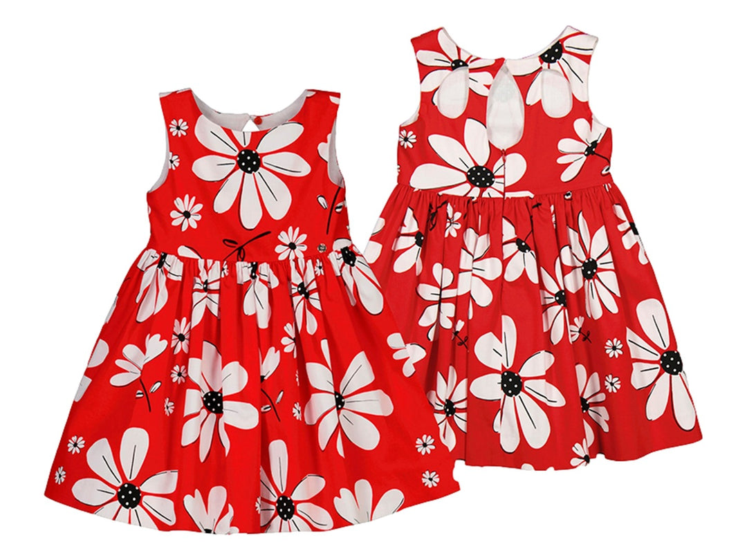 Vestido infantil rojo con estampado de flores blancas grandes, vista frontal y posterior.