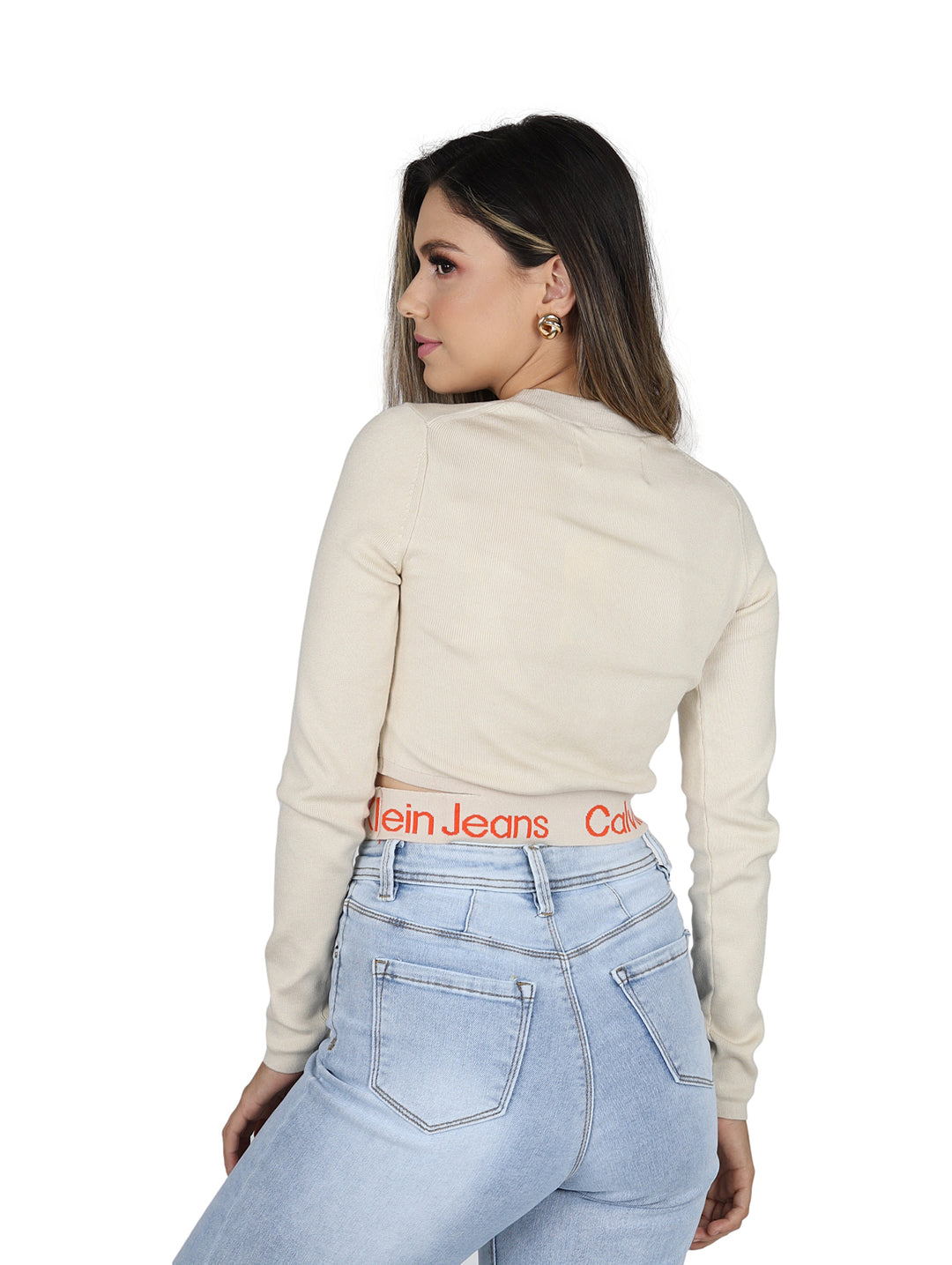 Suéter color crema de Calvin Klein con banda elástica naranja con logo en la cintura.