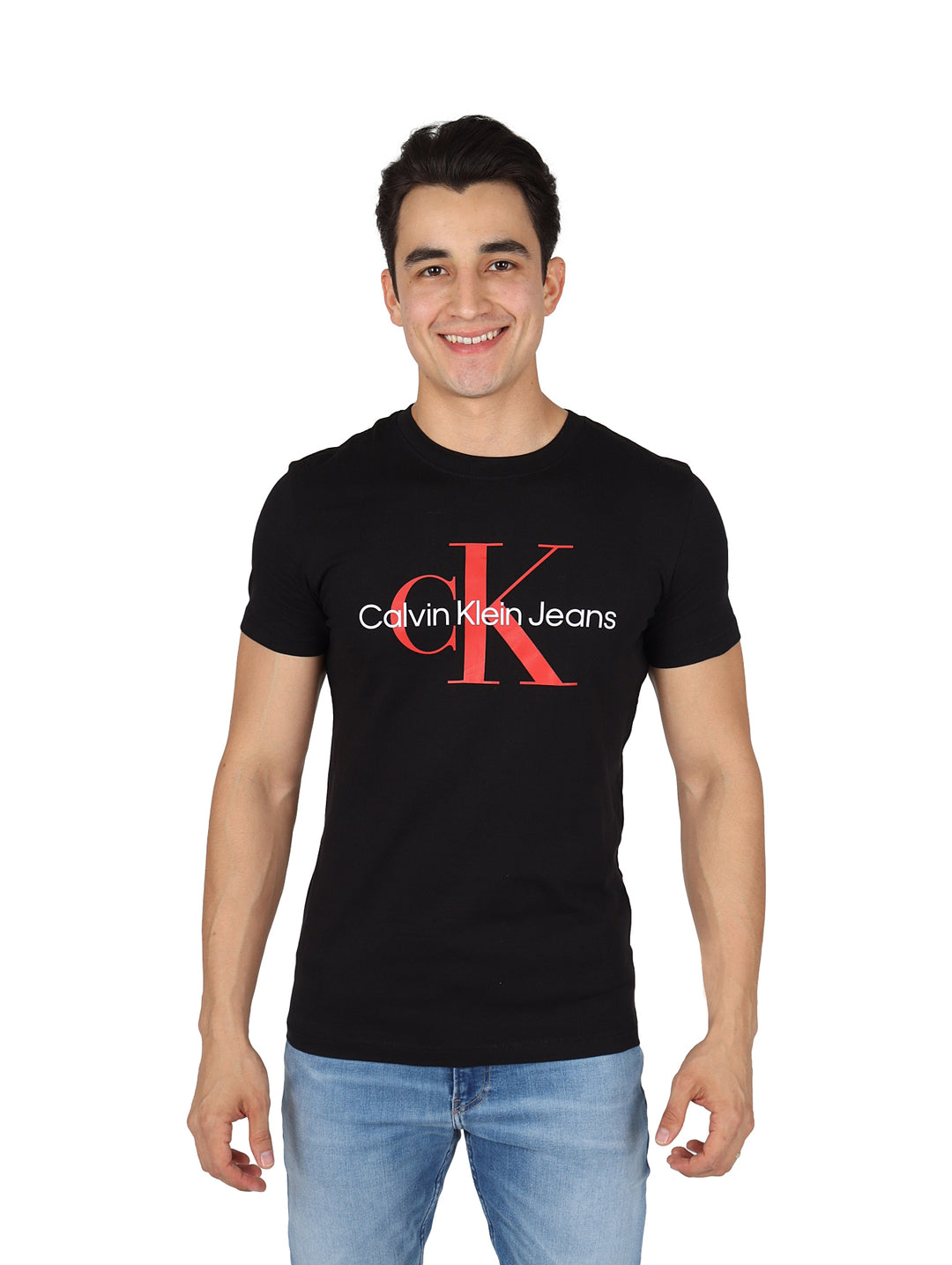 Hombre vistiendo camiseta negra de manga corta con logotipo de Calvin Klein Jeans en color rojo y blanco.