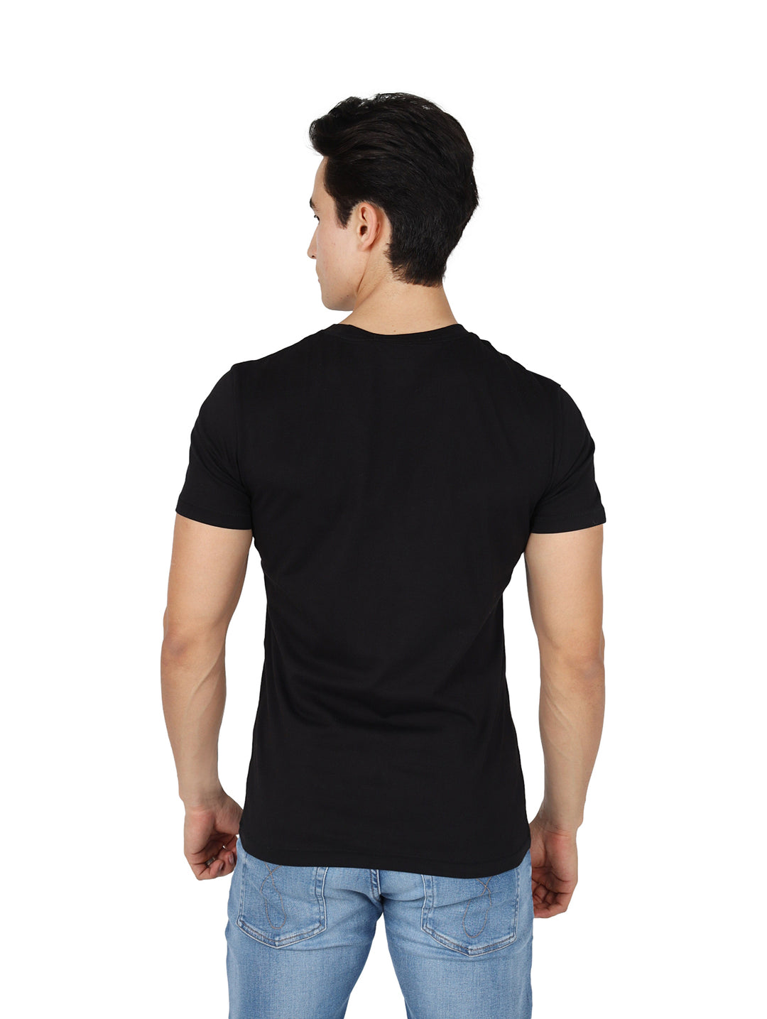 Hombre vistiendo camiseta negra de manga corta con logotipo de Calvin Klein Jeans en color rojo y blanco.