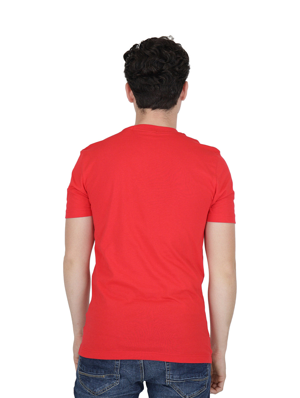 Hombre vistiendo camiseta roja de manga corta Calvin Klein con logotipo negro en el pecho.