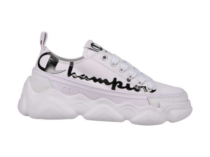 Tenis Champion blancos de corte bajo con suela gruesa y logotipo negro en el lateral.