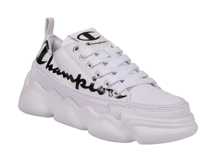 Tenis Champion blancos de corte bajo con suela gruesa y logotipo negro en el lateral.