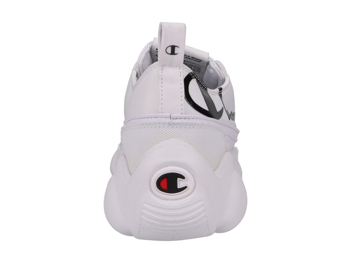 Tenis Champion blancos de corte bajo con suela gruesa y logotipo negro en el lateral.