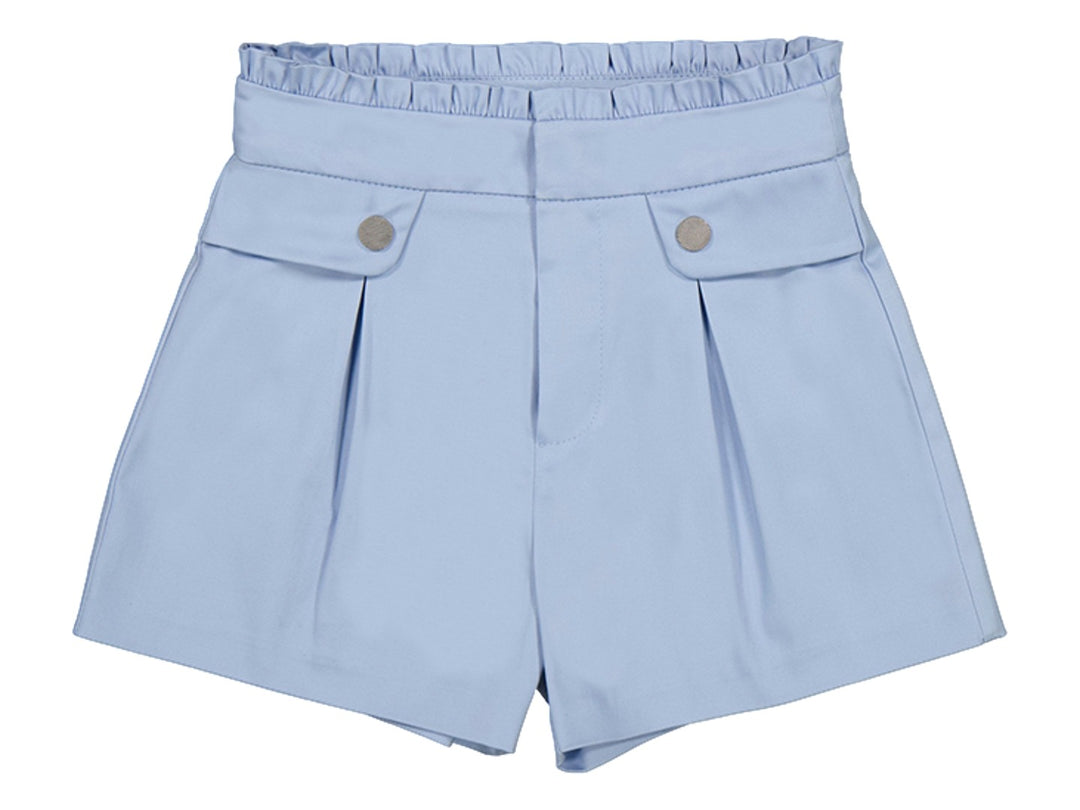 Bermuda color azul cielo para niños con cintura elástica y botones decorativos frontales.