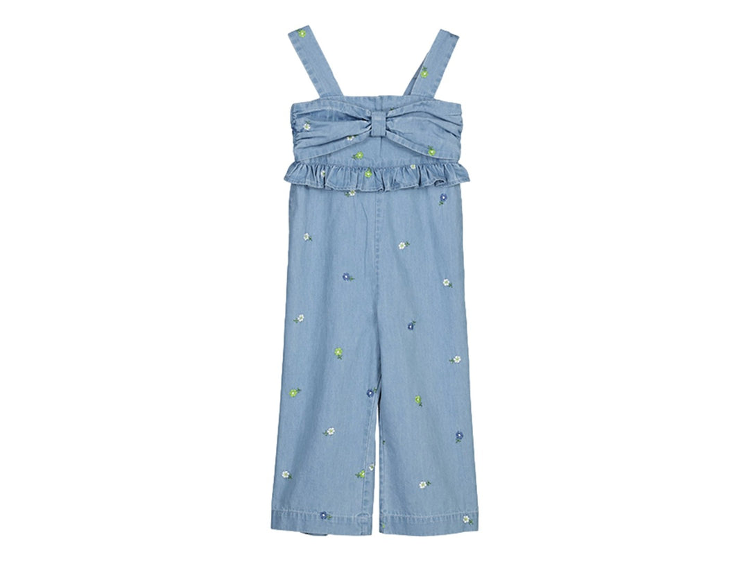 Mono infantil azul claro con estampado de pequeñas flores, volantes en la cintura y tirantes.