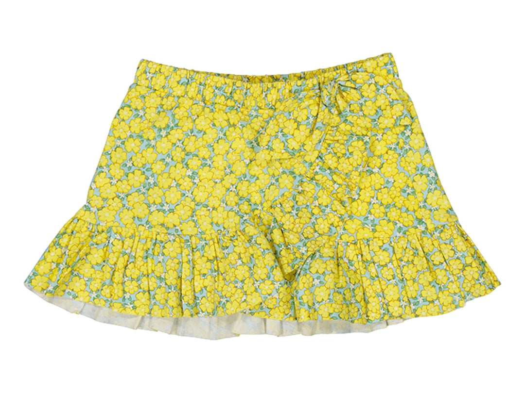 Falda infantil amarilla con estampado de flores y volante en el borde inferior.