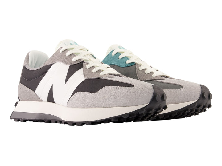 Tenis New Balance modelo 327 en color gris Brighton Grey con detalles en blanco y negro y suela blanca.