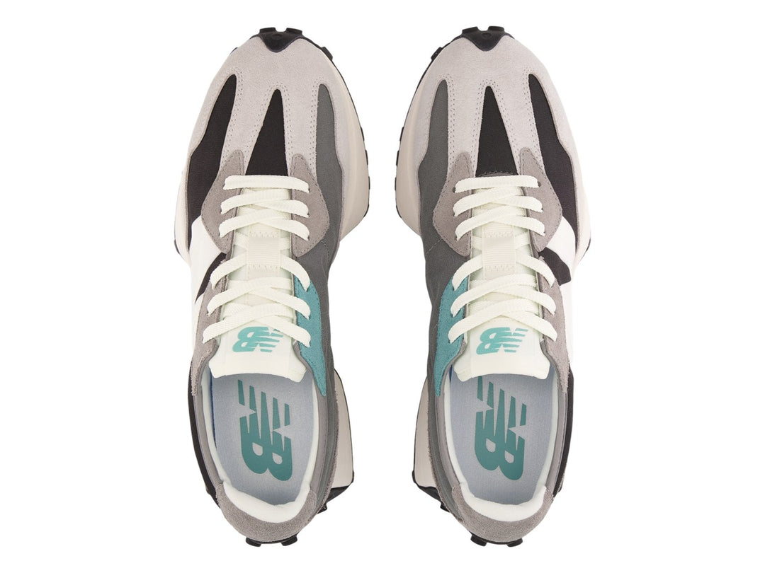 Tenis New Balance modelo 327 en color gris Brighton Grey con detalles en blanco y negro y suela blanca.