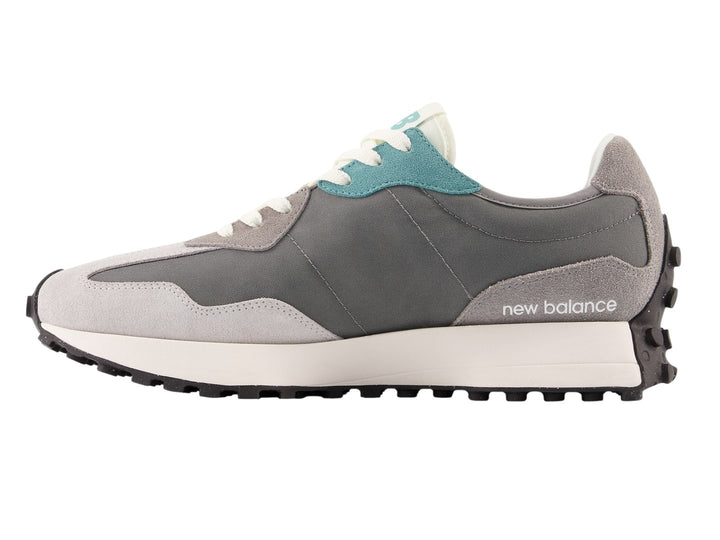 Tenis New Balance modelo 327 en color gris Brighton Grey con detalles en blanco y negro y suela blanca.