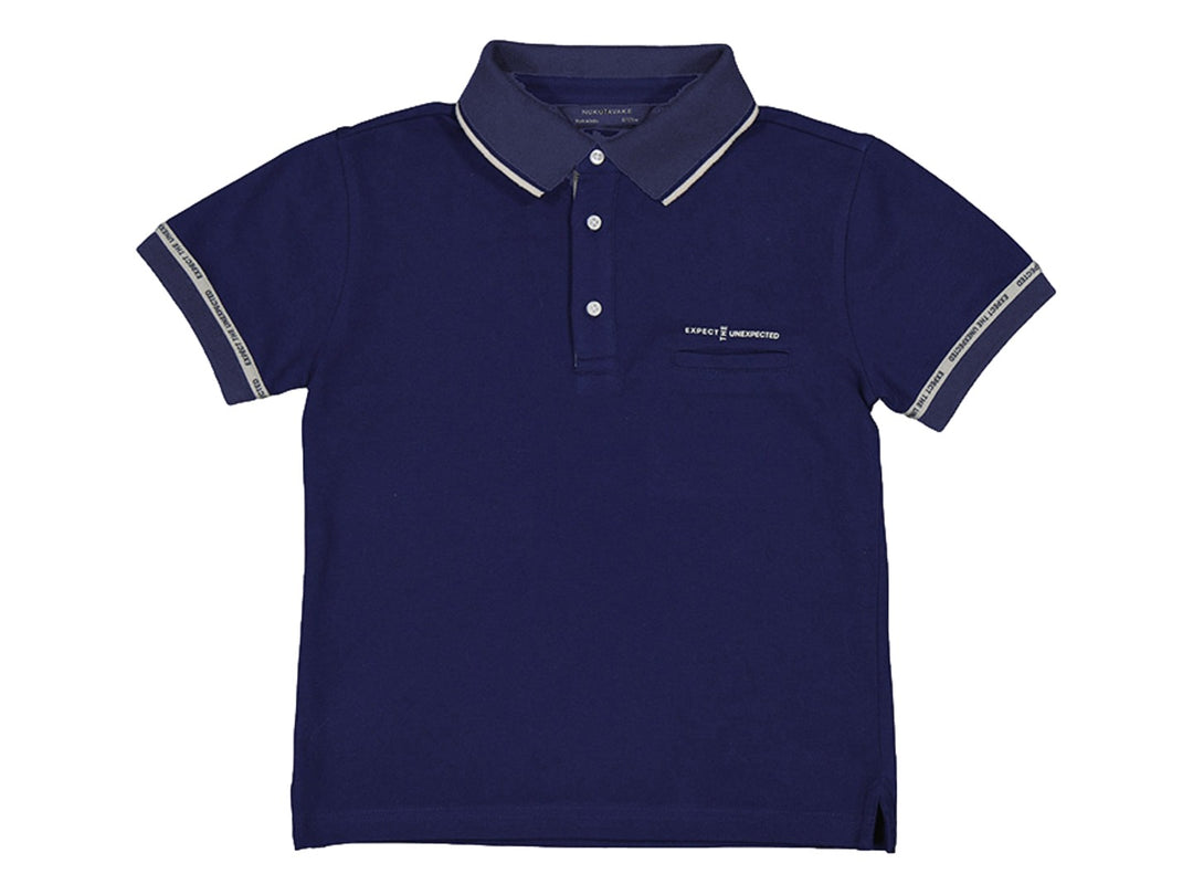 Camiseta polo de color azul marino para niño con detalles en blanco en el cuello y las mangas.
