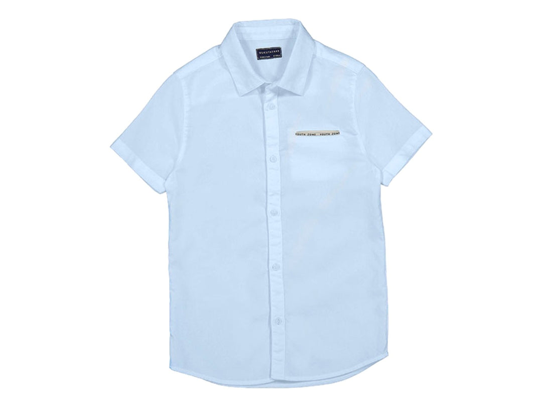 Camisa de vestir celeste de manga corta para niño con cuello y bolsillo frontal.