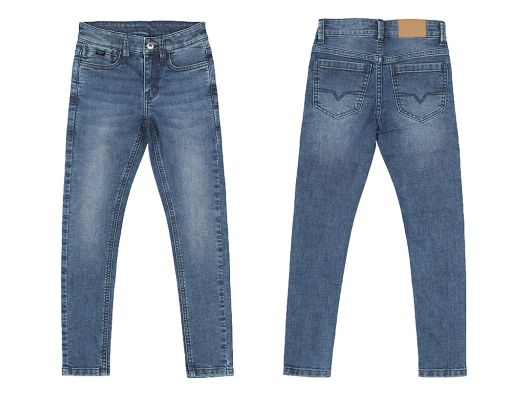 Pantalón tejano de mezclilla color azul medio para niño, vista frontal y posterior.