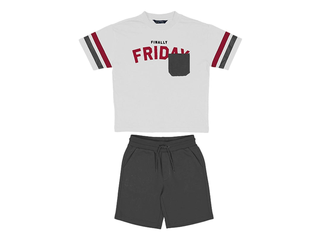Conjunto de ropa infantil Mayoral con camiseta blanca y pantalón corto gris.
