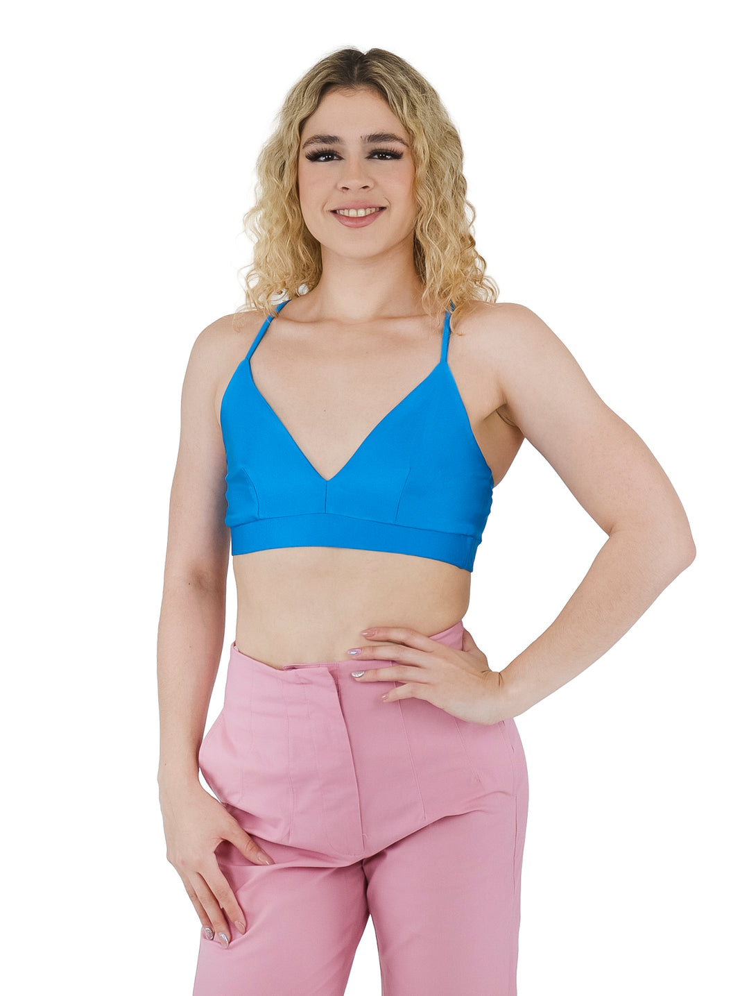 Mujer vistiendo un top corto de color azul con tirantes delgados.