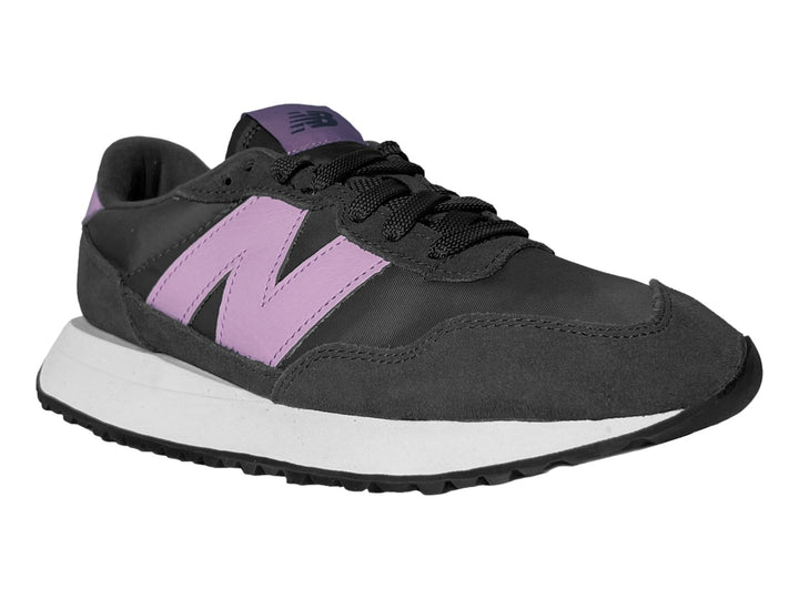 Tenis New Balance color negro con suela blanca y logotipo en color morado.