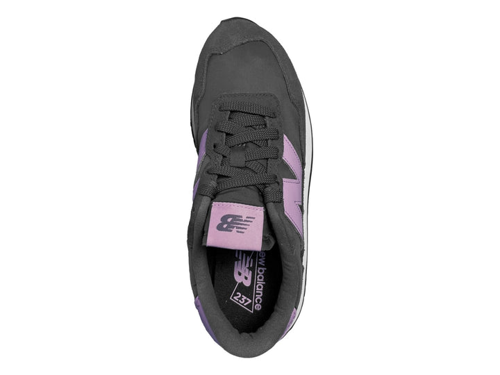 Tenis New Balance color negro con suela blanca y logotipo en color morado.