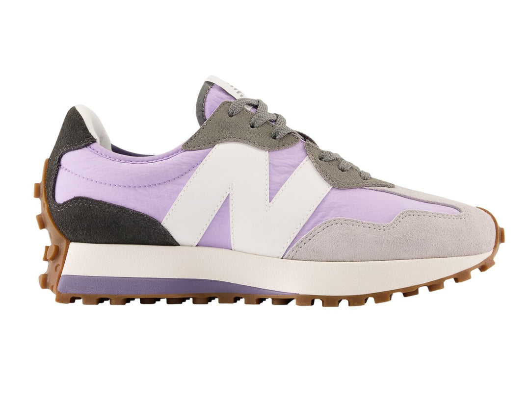 Tenis New Balance 327 en color lila y gris con suela marrón y logotipo blanco