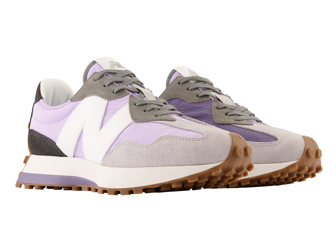 Tenis New Balance 327 en color lila y gris con suela marrón y logotipo blanco