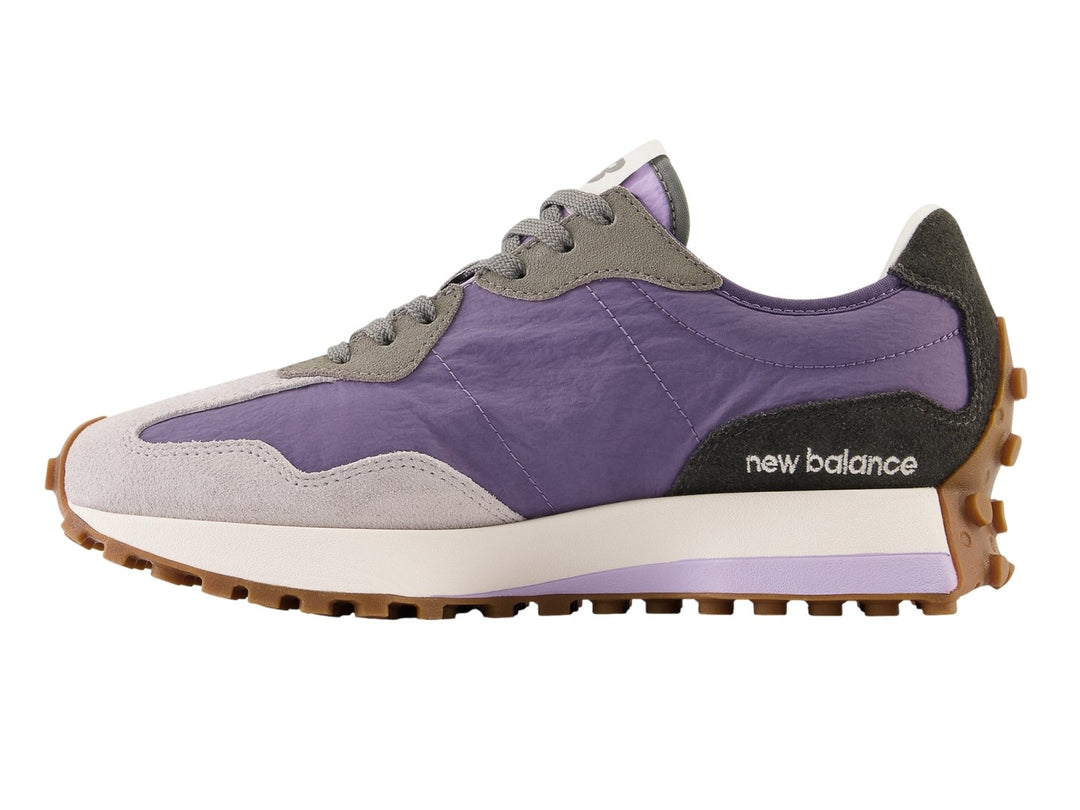 Tenis New Balance 327 en color lila y gris con suela marrón y logotipo blanco