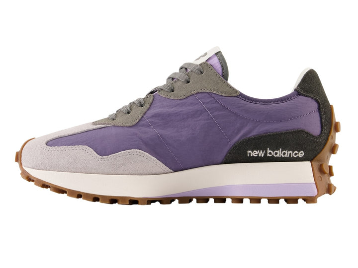 Tenis New Balance 327 en color lila y gris con suela marrón y logotipo blanco