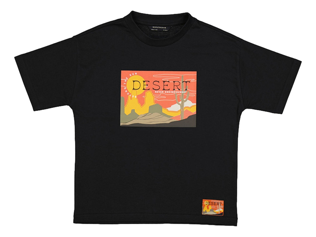 Camiseta negra de manga corta con estampado de paisaje desértico en colores cálidos en el pecho.