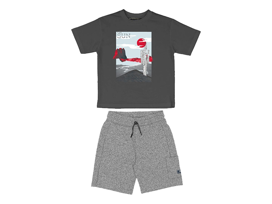 Conjunto infantil Mayoral con camiseta gris oscuro estampada y shorts gris claro.