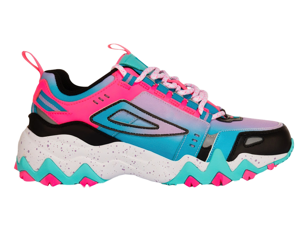 Tenis deportivos FILA multicolor en tonos rosa, azul y blanco con suela gruesa y robusta.
