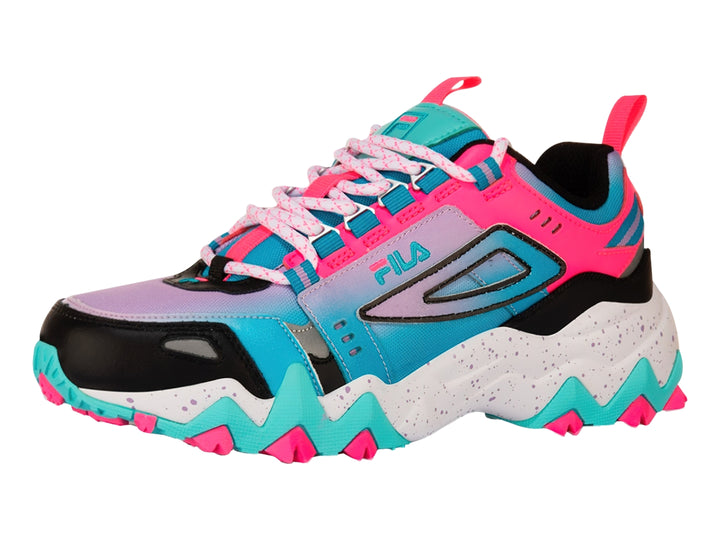 Tenis deportivos FILA multicolor en tonos rosa, azul y blanco con suela gruesa y robusta.