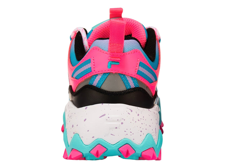 Tenis deportivos FILA multicolor en tonos rosa, azul y blanco con suela gruesa y robusta.