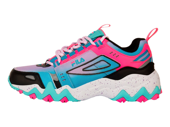 Tenis deportivos FILA multicolor en tonos rosa, azul y blanco con suela gruesa y robusta.