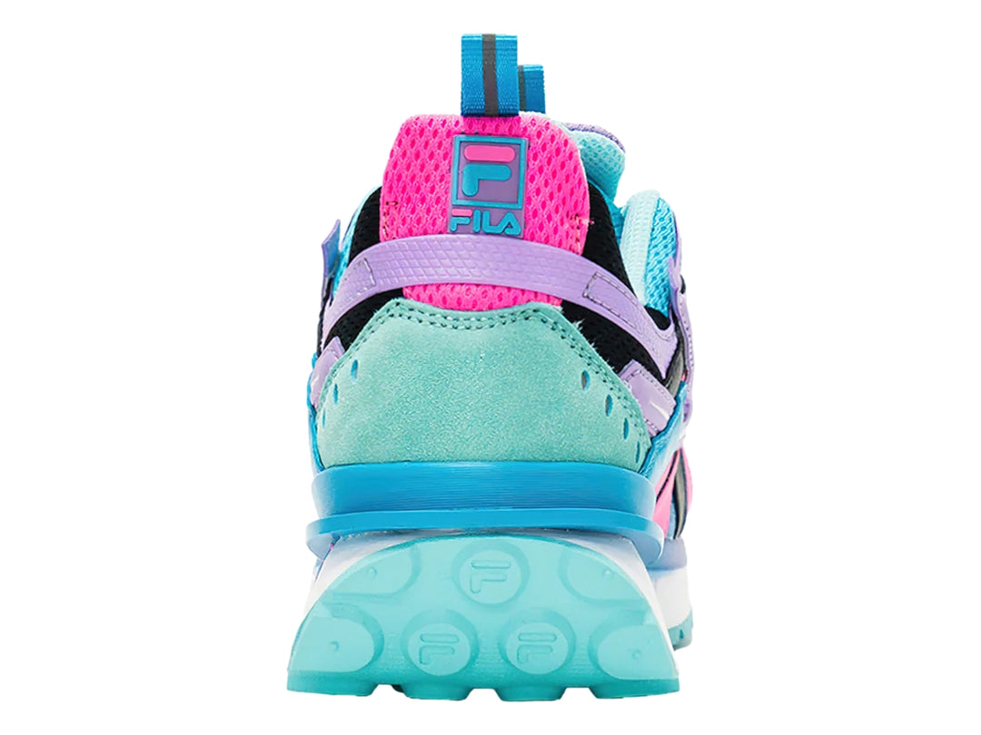 Tenis deportivos FILA multicolores en tonos azul, rosa y morado con suela blanca.