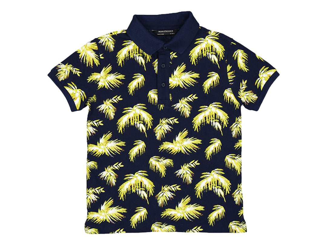 Camisa polo azul marino con estampado de hojas de palmera amarillas.