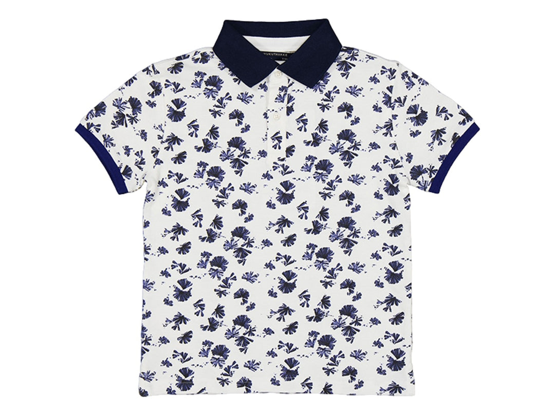 Polo blanco para niño con estampado azul marino, cuello y ribetes de manga en color azul marino.