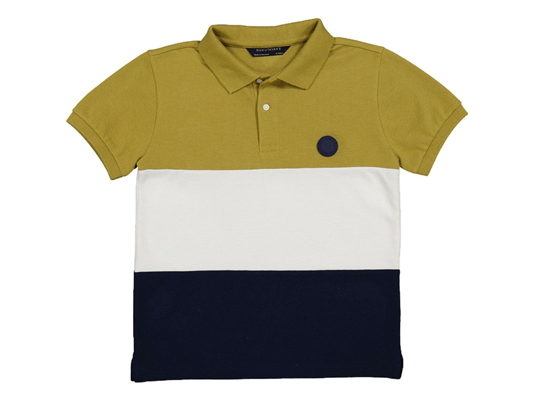 Playera polo infantil con bloques horizontales en colores verde oliva, blanco y azul marino.