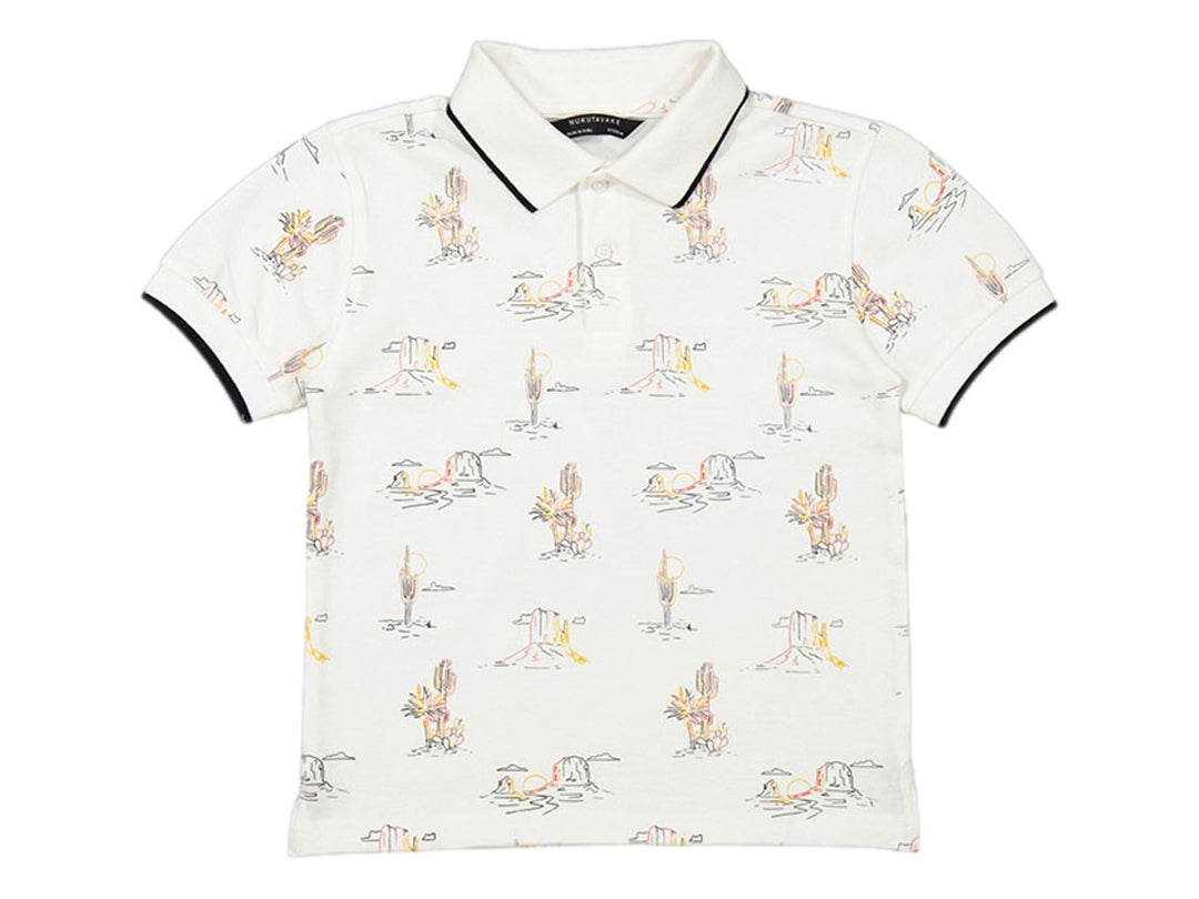 Polo blanco de manga corta con estampado de cactus y detalles oscuros en el cuello y mangas.