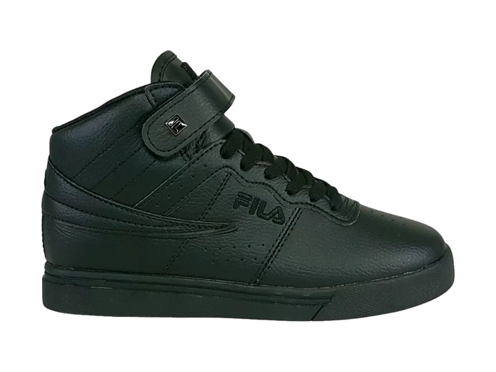 Tenis deportivos FILA de cuello alto en color negro total con correa ajustable y suela plana.
