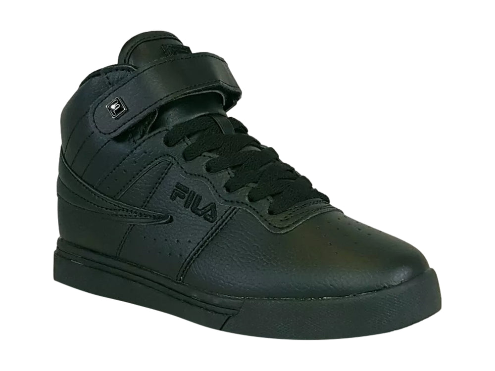 Tenis deportivos FILA de cuello alto en color negro total con correa ajustable y suela plana.