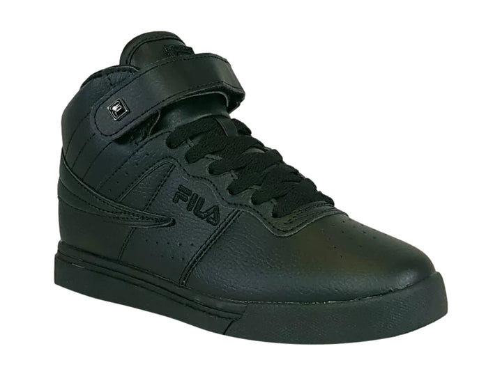 Tenis deportivos FILA de cuello alto en color negro total con correa ajustable y suela plana.